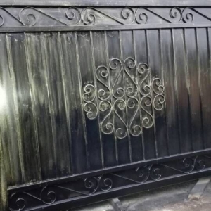 China Driveway Gate Wrought Iron Steel Driveway Gate Black Iron Steel Double Swing Gates for Home Decor Garden Fencing Outdoor Iron Gates