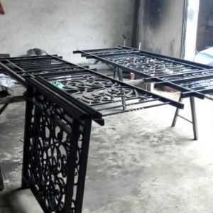 Hench wrought iron railing black finished.